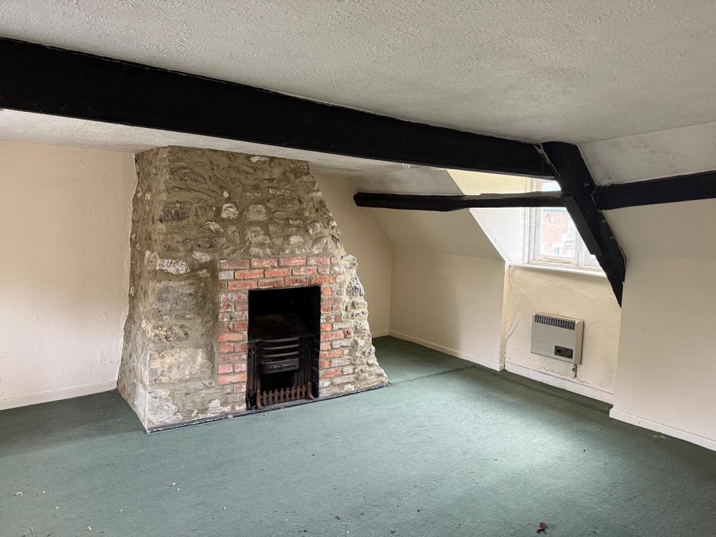 Lot: 173 - TRADITIONAL FARMHOUSE FOR REFURBISHMENT AND BARN WITH PLANNING FOR RESIDENTIAL CONVERSION - APPROXIMATELY 17.5 ACRES - First floor bedroom in farm house